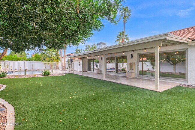 Building Photo - 15650 N 60th Pl