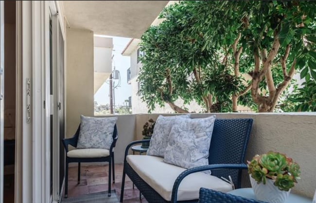 Building Photo - AWESOME 2 BEDROOM 2 BATH UNIT