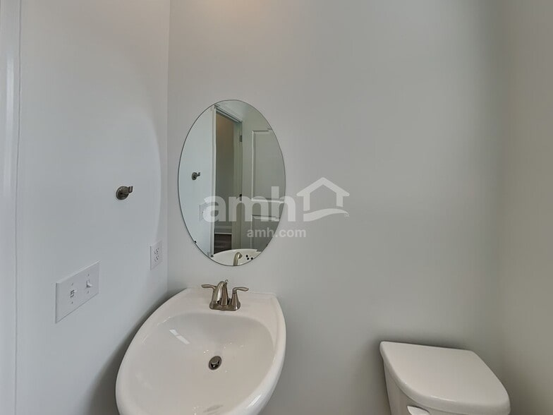Building Photo - 204 Argea Dr