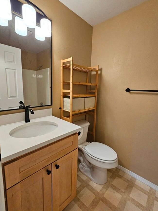 Building Photo - 3Bd/2Ba Single Story Home-Available to View!