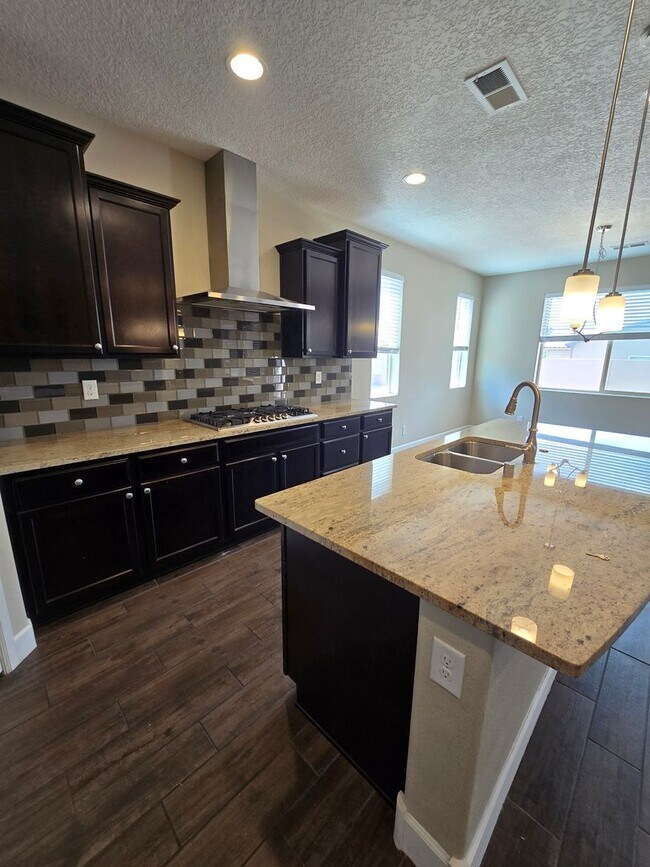 Building Photo - Beautiful 4 bed, 3.5 bath in Mariposa!