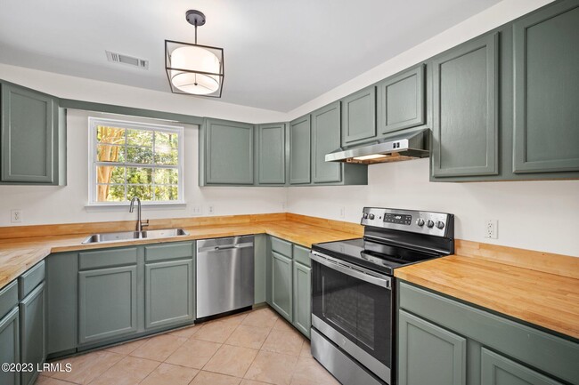 Building Photo - 7 Grandiflora Ln