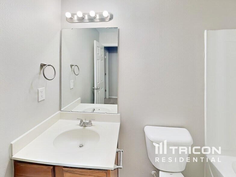 Building Photo - 964 Willow Creek Dr