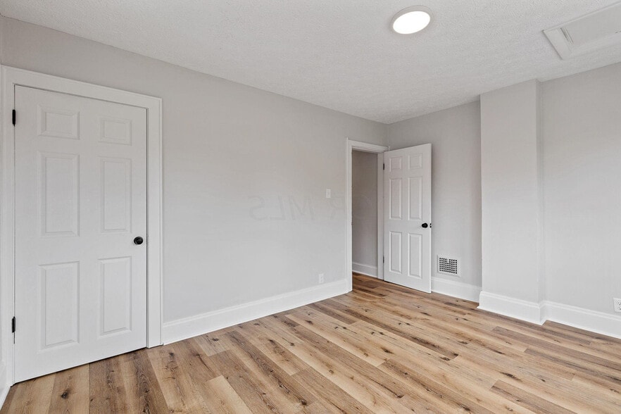 BEDROOM 1 - 1024 Lockbourne Rd