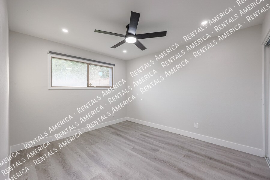 Building Photo - 5205 W Caribbean Ln