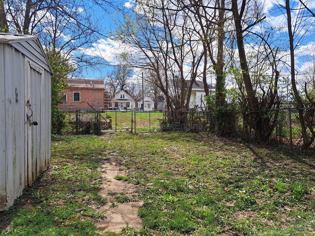 Building Photo - 2216 W Ormsby Ave