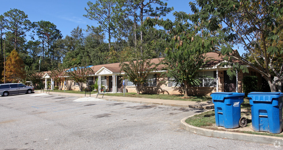 Primary Photo - Pine Trace Apartments