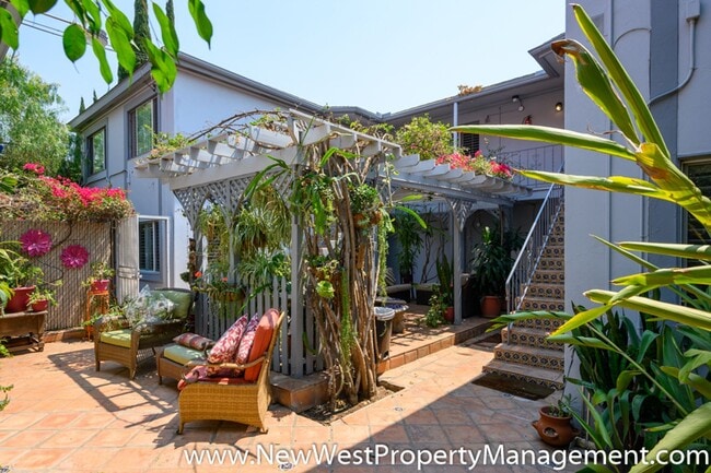 Building Photo - Charming Golden Hill 1-Bedroom, Available Now!