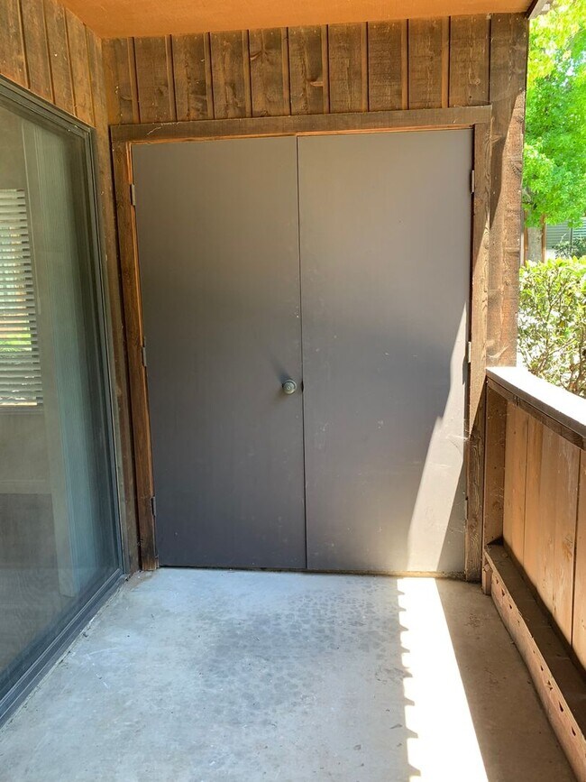 Building Photo - UPDATED2 Bed/2 Bath Alpine Oaks Condo