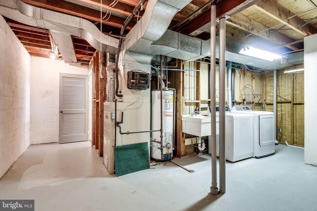 Building Photo - 5122 Cliffhaven Dr