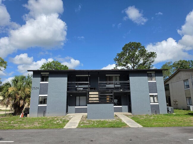 Building Photo - 2526 S Oak Ave