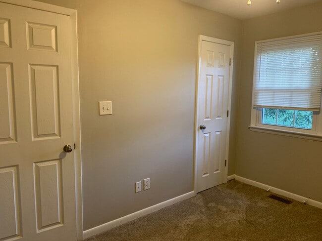 Building Photo - Pretty Renovated Rent Ready Ranch Near I-4...