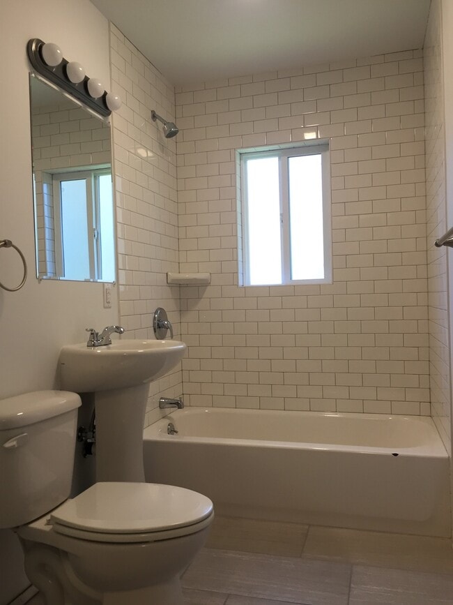 Building Photo - Great 2 BR/1 BA duplex unit available!