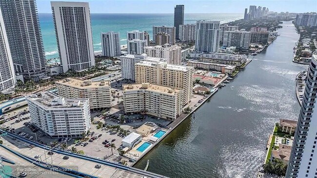 Building Photo - 1817 S Ocean Dr