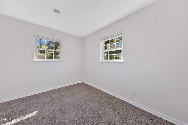 Building Photo - Newly renovated 3 Bedroom 2 Bathroom Home ...