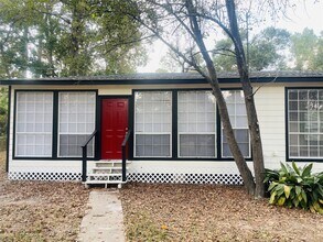 Building Photo - 16643 Lake Cir