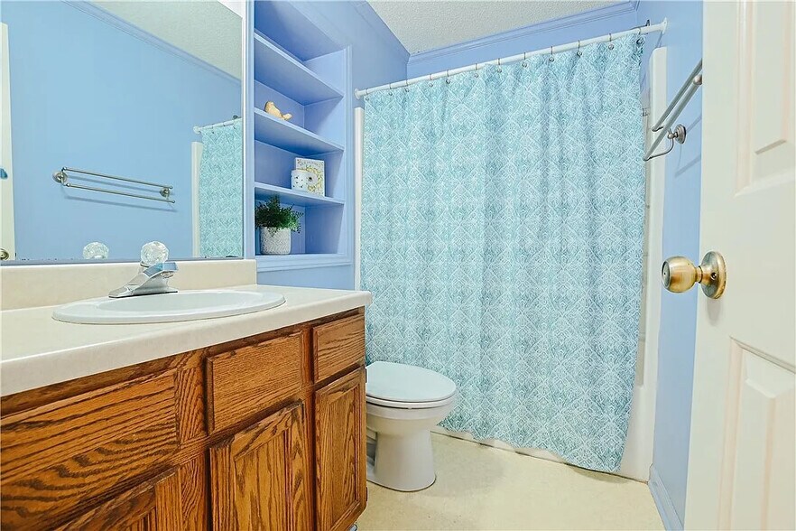 Building Photo - Room in House on Sanderson Dr