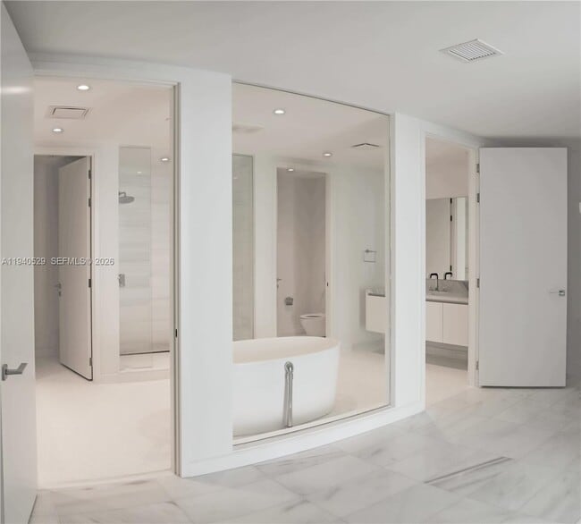 Building Photo - 700 NE 26th Terrace