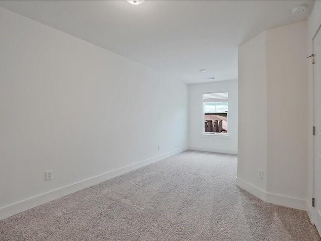 Building Photo - 1809 Edgehill Dr