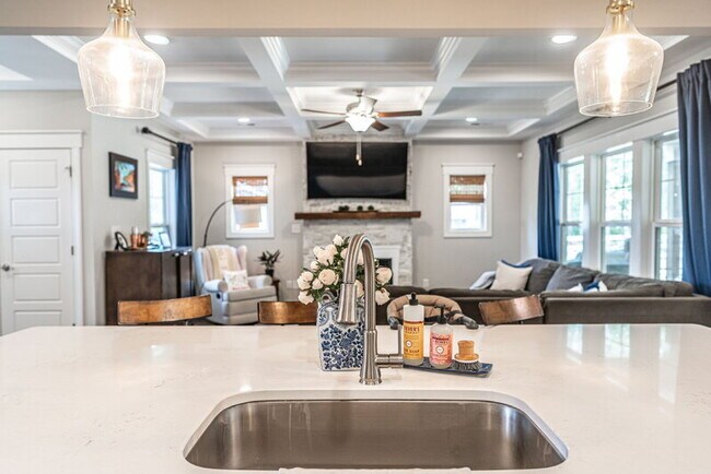 Building Photo - 156 Lakeview Dr