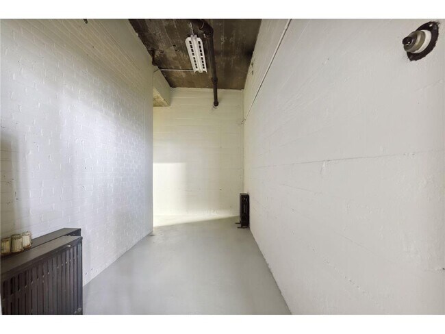 Building Photo - 1720 Mt Curve Ave