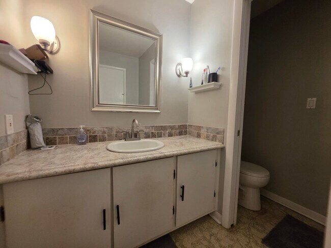 Building Photo - 3BR/2BA/2CarGarage Only A Few Minutes From Everything!