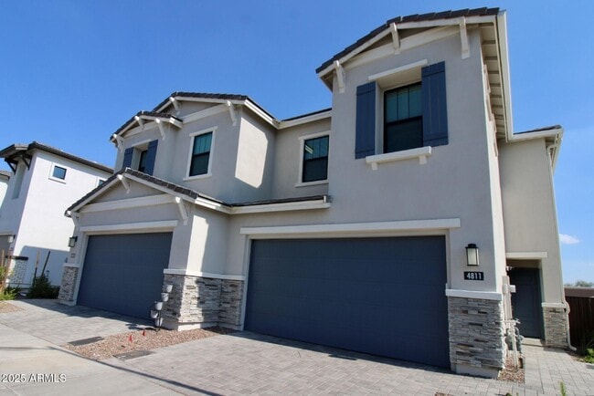 Primary Photo - 4811 E Village Dr