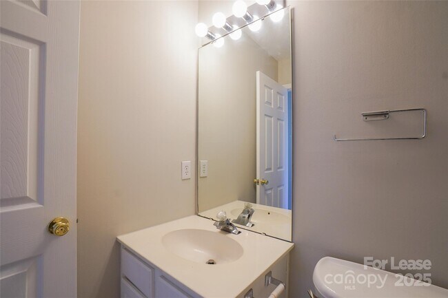 Building Photo - 2411 Normancrest Ct