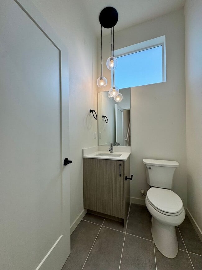 Building Photo - Ballard Townhome