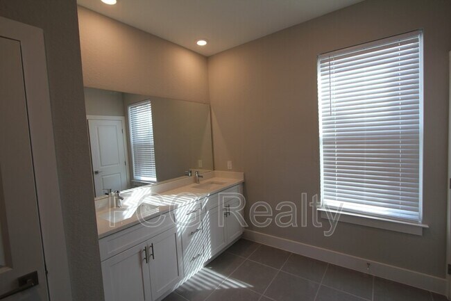 Building Photo - 1215 Amazon Ln