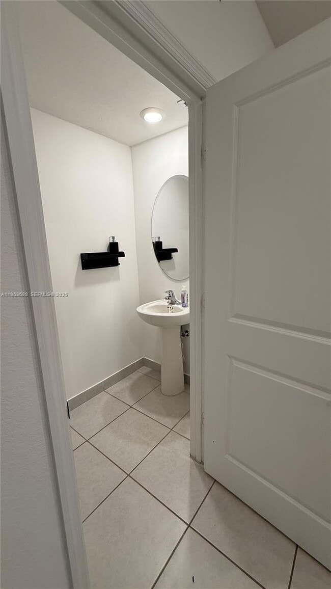 Building Photo - 947 NE 211th St