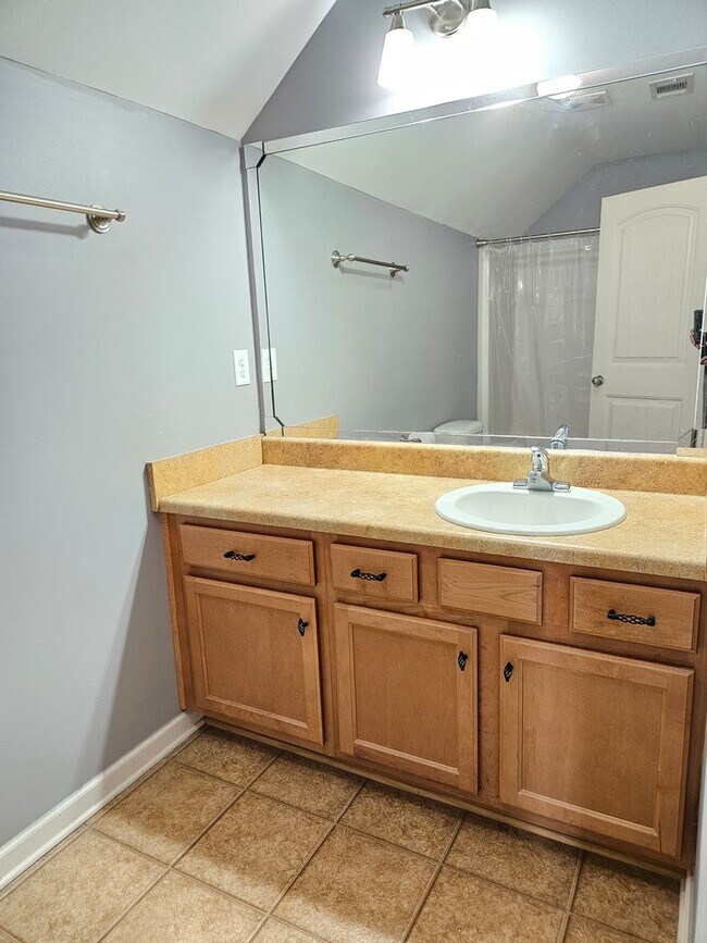 Building Photo - Rare 3 bedroom 2.5 bath home located in Dallas