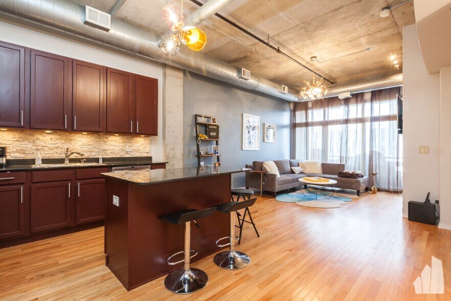 Building Photo - 933 W Van Buren St