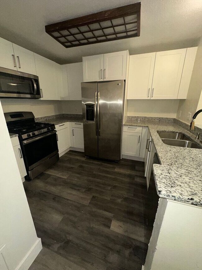 Building Photo - 3 Bedroom 2 Bath Winter Garden Townhome with Remodeled Kitchen and a Fenced Backyard!