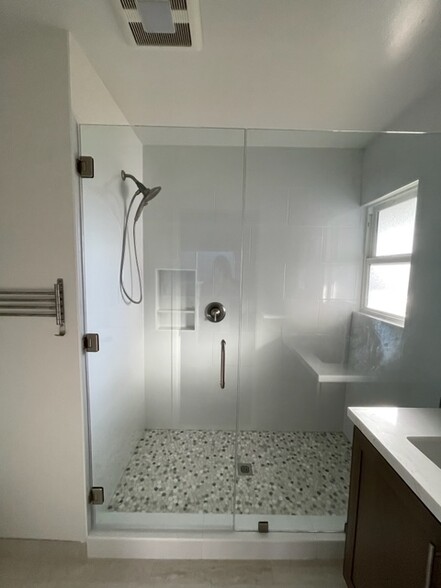 Master bathroom - 5631 E Vernon St