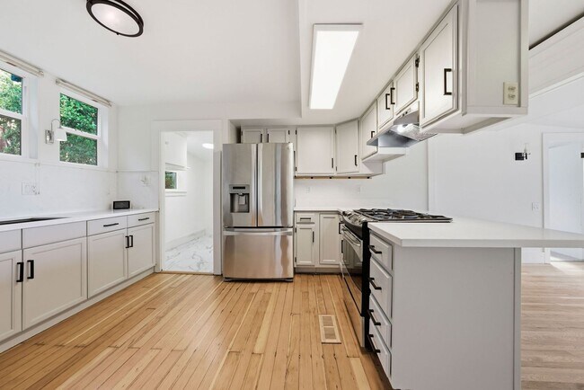 Building Photo - 4 Bed/2.5 Bath Multilevel Home with Amazing Views!