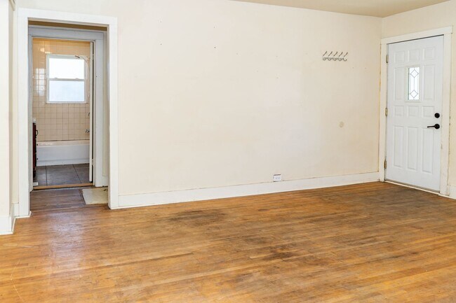 Building Photo - Spacious 2 bedroom 2 bath house