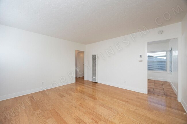 Building Photo - 2 WEEKS FREE!!! 2BR with Assigned Parking in Pacific Beach