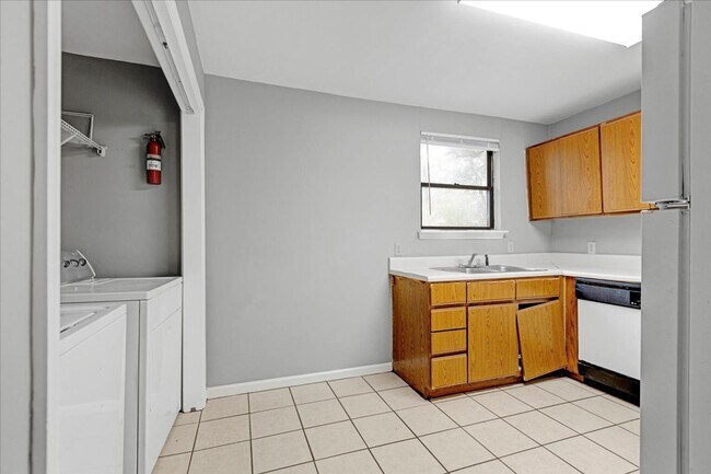 Building Photo - 3 bed 2 Bath house with fenced-in yard on Pepper dr! Available now!