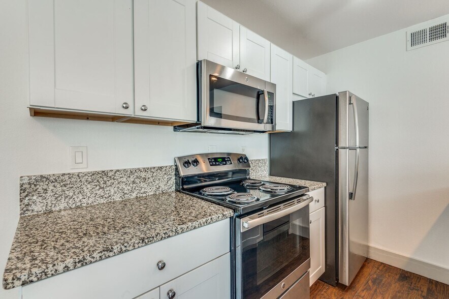 Building Photo - 4633 Fairmount St