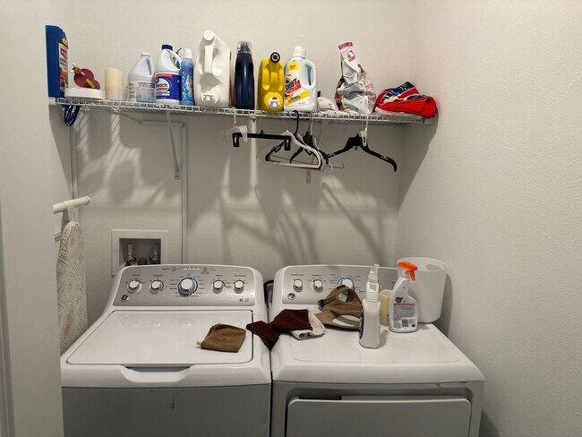 Building Photo - Beautiful 4 bedroom, 2 bathroom home near Legoland