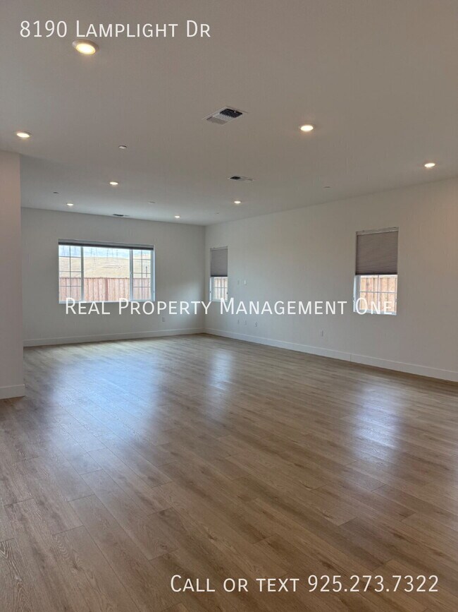 Building Photo - 8190 Lamplight Dr