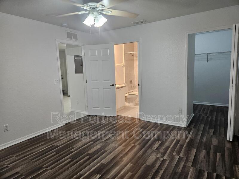 Building Photo - 1916 Santa Barbara Blvd