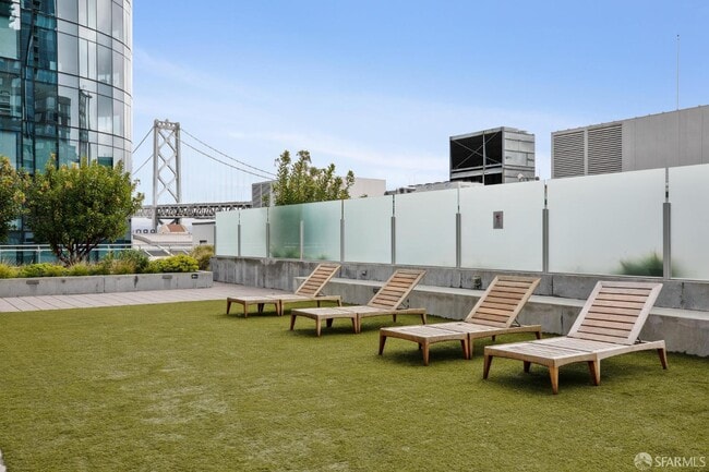 Building Photo - 318 Main St