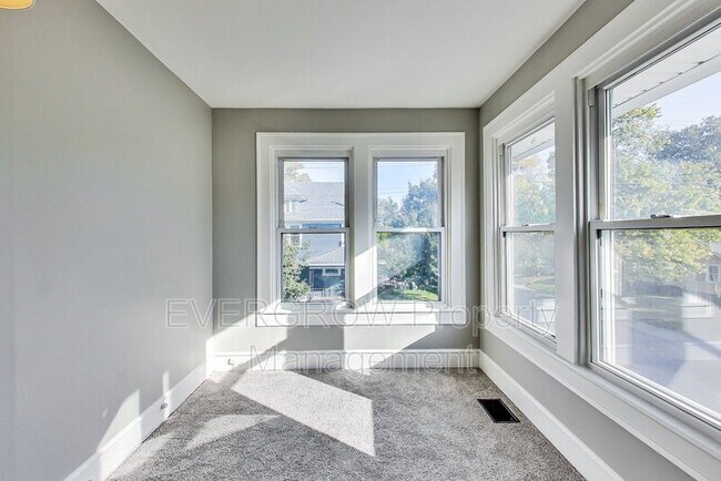 Building Photo - 3470 N Kenwood Ave