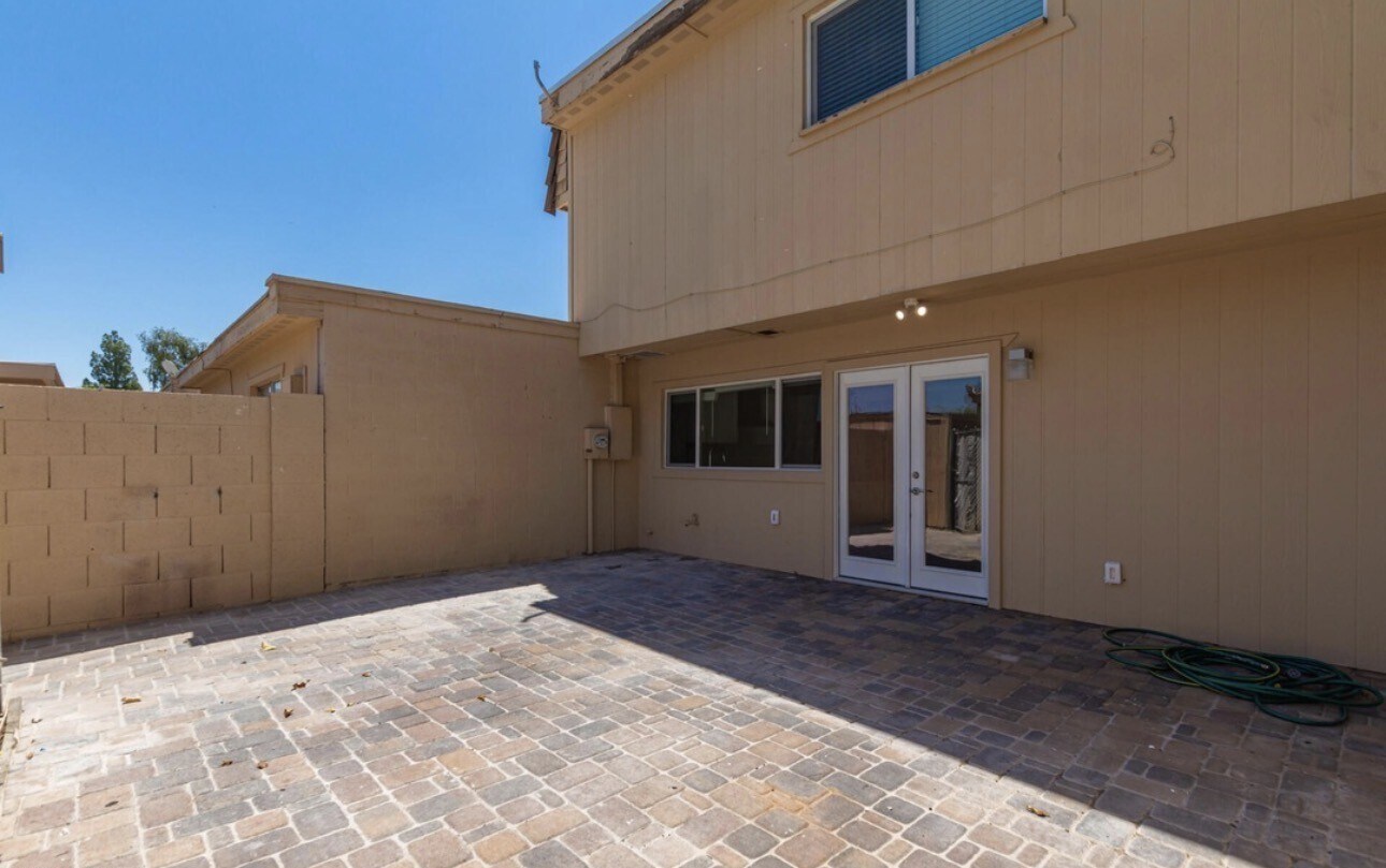 Building Photo - 1623 E Malibu Dr