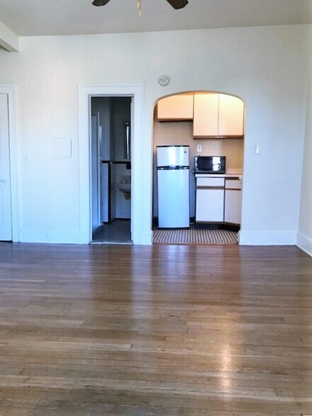 Building Photo - 2315 N Charles St