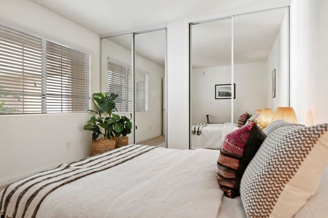 Building Photo - Great Woodland Hills Location!