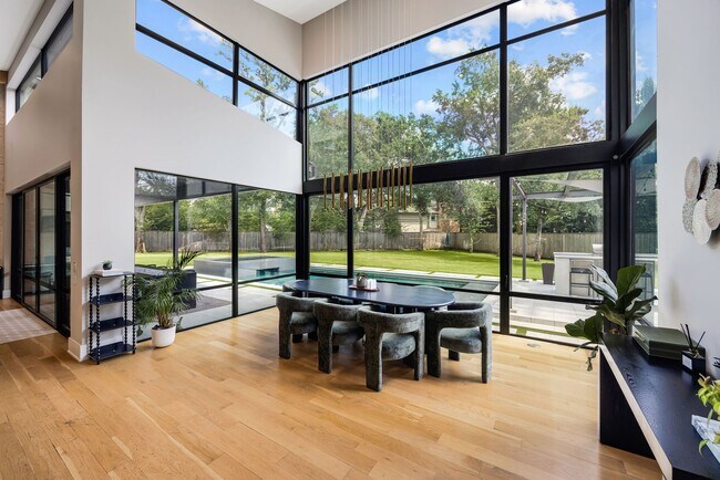 Building Photo - 12427 Pebblebrook Dr