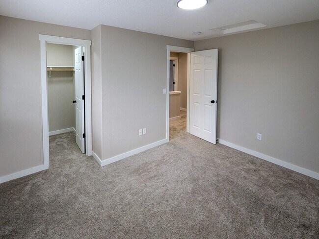 Building Photo - 1497 Golden Ln N